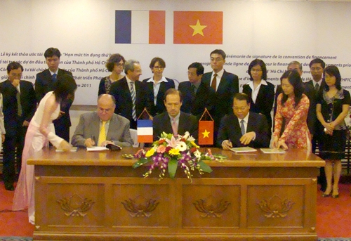 Toàn cảnh lễ ký thỏa ước giữa đại diện của Pháp và Bộ Tài chính Việt Nam.