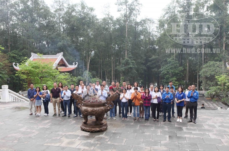 Công đoàn Khối cơ quan Tổng công ty tổ chức Chương trình “Về nguồn tưởng niệm Chủ tịch Hồ Chí Minh” tại khu di tích K9 Đá Chông, Ba Vì, Hà Nội.