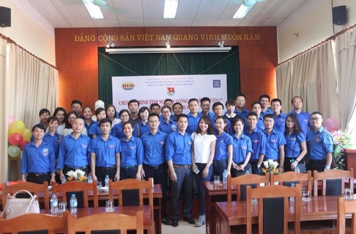 Tuổi trẻ HUD3 mang yêu thương đến cho các em nhỏ Làng Hòa Bình