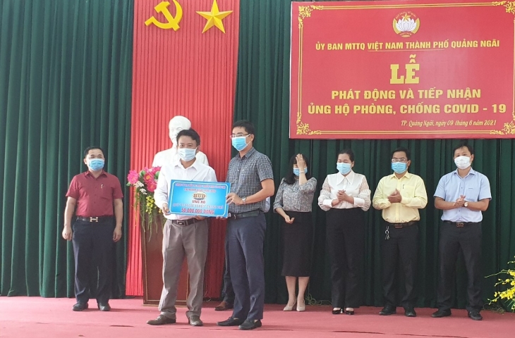 Tổng công ty HUD ủng hộ Quỹ “Vì người nghèo” Tp. Quảng Ngãi 50 triệu đồng