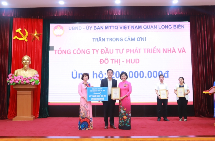 Tổng công ty Đầu tư phát triển nhà và đô thị (HUD)  Ủng hộ quỹ “vì người nghèo” quận Long Biên