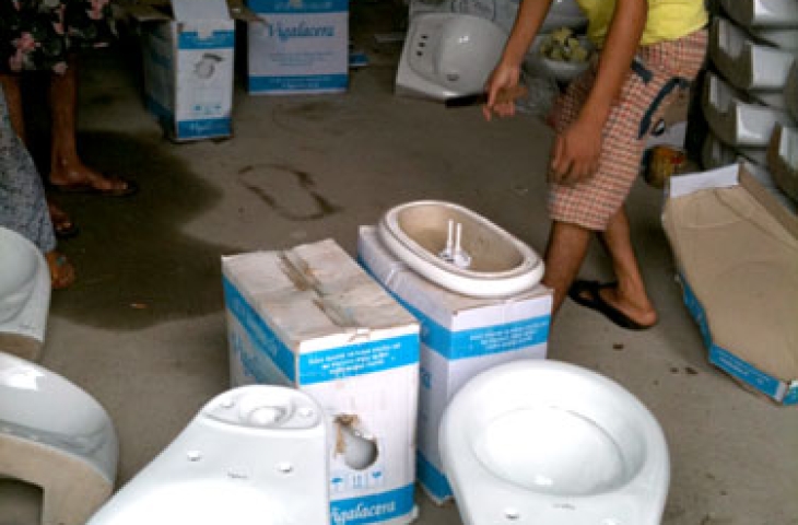 Bắt quả tang cơ sở sản xuất kinh doanh thiết bị sứ vệ sinh giả nhãn hiệu Viglacera