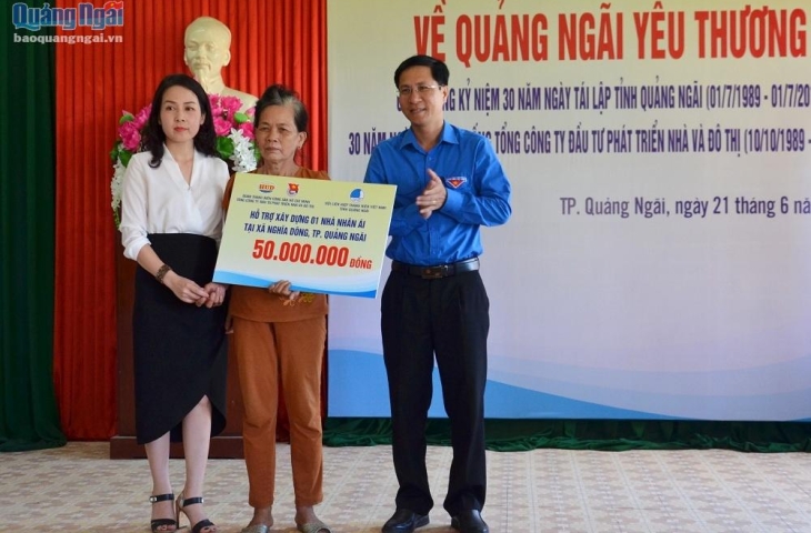 Trao tặng quà và nhà nhân ái cho người nghèo