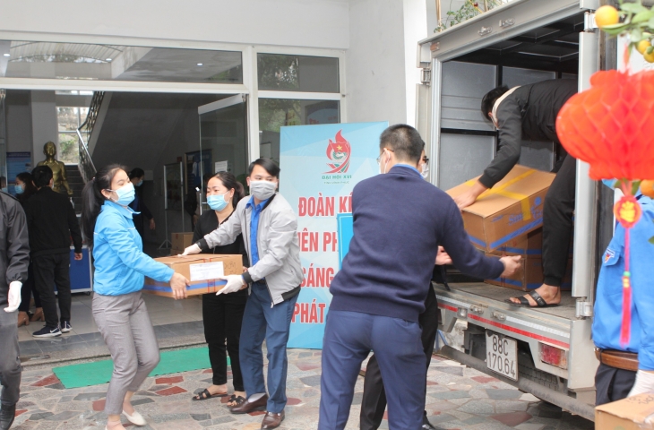 Tổng công ty HUD trao tặng 10.000 khẩu trang y tế và 2.800 chai dung dịch rửa tay khô diệt khuẩn cho tỉnh Vĩnh Phúc