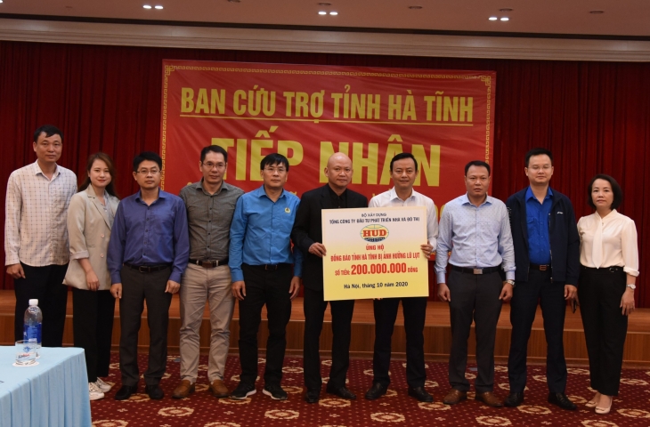 HUD ủng hộ đồng bào Hà Tĩnh 200 triệu đồng khắc phục hậu quả lũ lụt