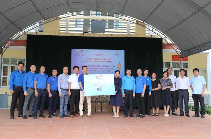 Đoàn Thanh niên HUD tổ chức hoạt động an sinh xã hội, tặng quà và máy tính tại Hà Nam