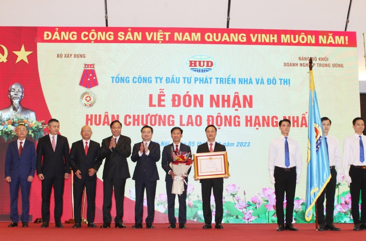 Tổng công ty HUD vinh dự đón nhận Huân chương Lao động hạng Nhất