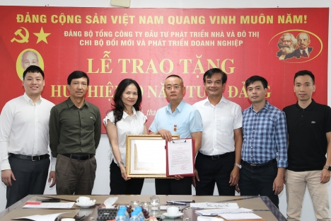 Chi bộ Đổi mới và phát triển doanh nghiệp tổ chức Lễ trao tặng huy hiệu 30 năm tuổi Đảng cho Đảng viên